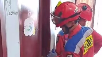 East Jakarta Fire Department Evacuates Boy Trapped In Room