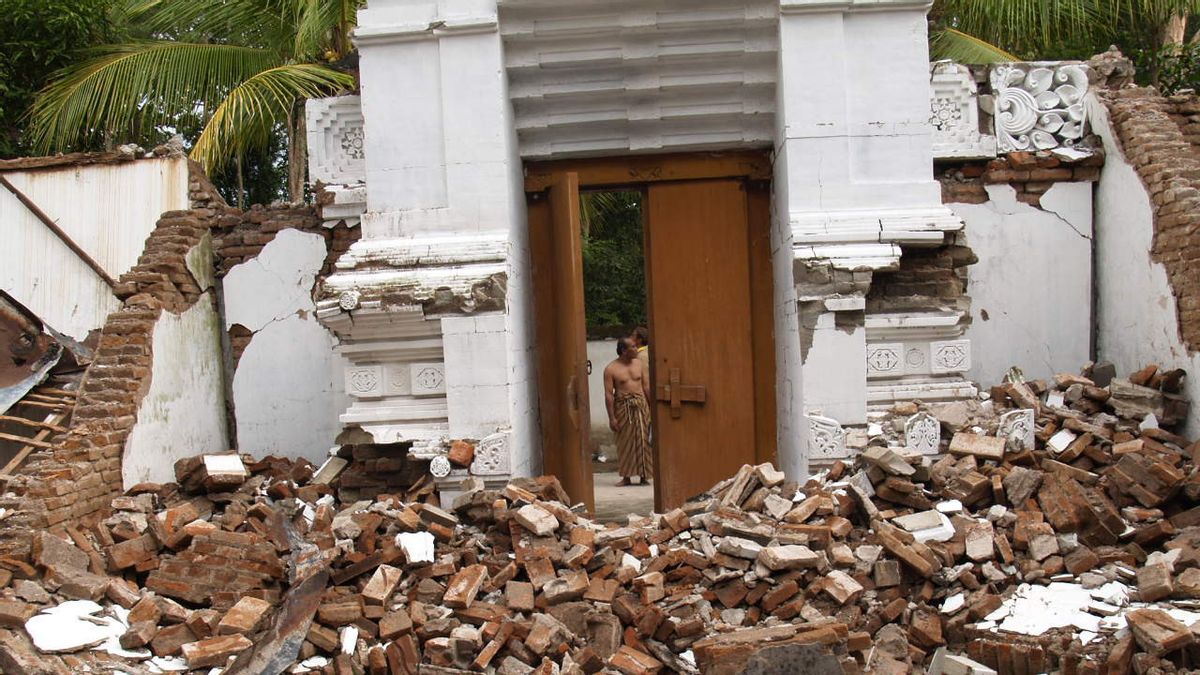 ジョグジャカルタの朝の地震は、今日、歴史上3000人以上の人々を殺す, 5月 27, 2006