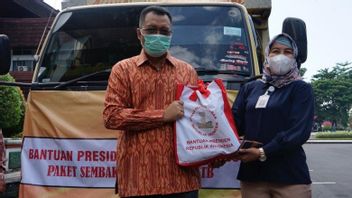 Le Président Jokowi Distribue 10 000 Colis Alimentaires De Base Pour Les Résidents Du NTB