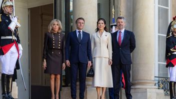 Istri Presiden Prancis Macron Tertangkap Kamera Toyor Wajah Suaminya, Turun Pesawat Tanpa Gandengan Tangan