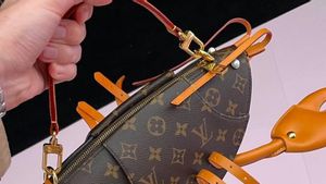 Louis Vuitton lance un sac de Lobster, une collaboration de Pharrell Williams X Nigo pour 291 millions de roupies