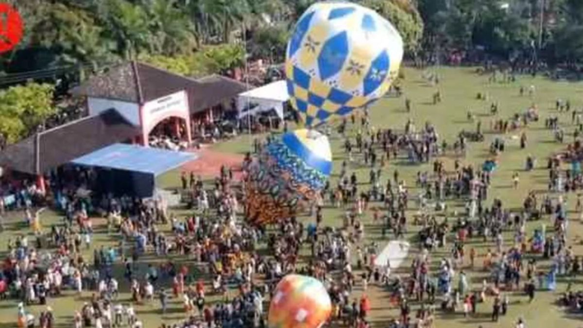 Lebaran Ketupat di Trenggalek: Petugas Sita Puluhan Balon Udara Berukuran Besar Berbahan Plastik