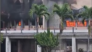 Aksi Massa Berlanjut, Gedung DPRD NTB Dibakar