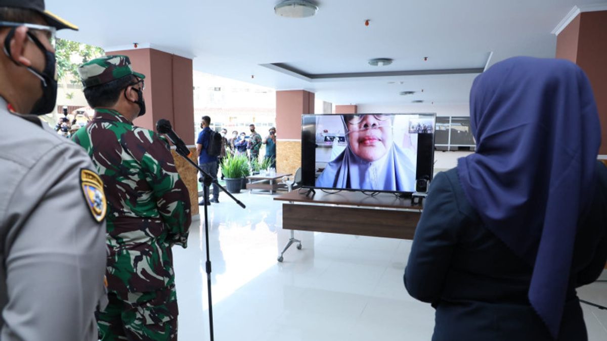 TNI Commander Encourages COVID-19 Patients Undergoing Isoter At Al Ihsan Hospital, Bandung