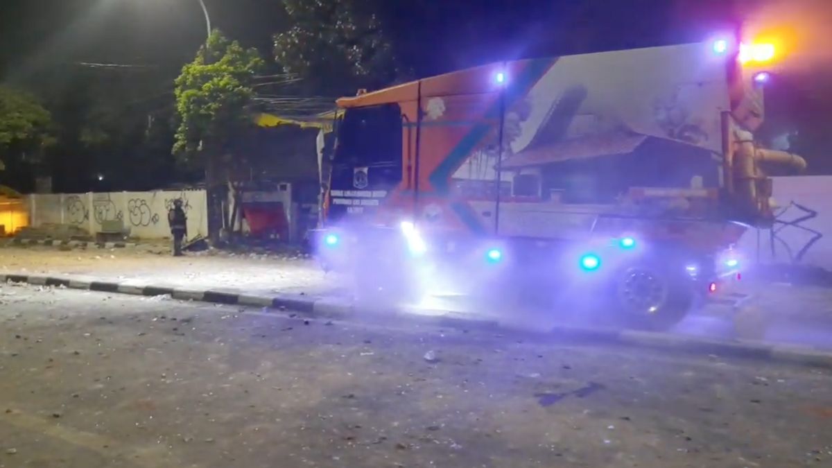 DKI's Dulevo 6000 Truck Sweeps The Road After The Clash At Pancoran