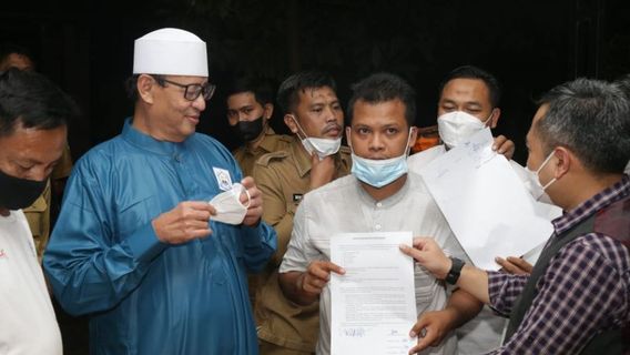 L’avocat Du Gouverneur De Banten, Wahidin Halim, Arrive Avec La Police Pour Révoquer Le Rapport De Cas De Travail Assis Dans Un Espace De Travail