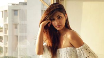 Indian Media Misogynist Attacks On Rhea Chakraborty In The Middle Of Sushant Singh Rajput Investigation