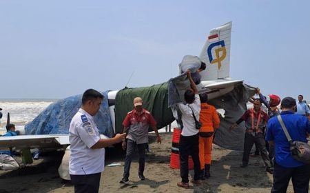 Pesawat Latih Mendarat Darurat di Pantai Cemara Sewu Cilacap