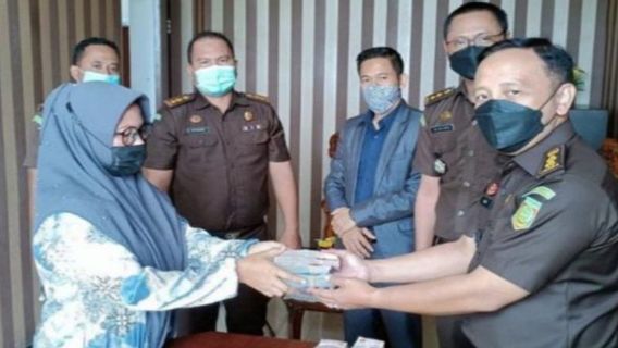 Kepala Desa di Pamekasan Tersangka Korupsi Proyek Plengsengan Kembalikan Uang Rp135 Juta ke Kejari