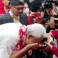Ganjar Cuci Muka dengan Air Sumur Jobong Peninggalan Majapahit di Surabaya