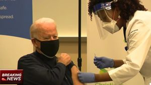 Disiarkan Televisi, Joe Biden Terima Suntikan Pertama Vaksin COVID-19