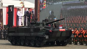 佐科威成为印尼国民军周年纪念仪式的督察,检查了安菲比坦克起重部队
