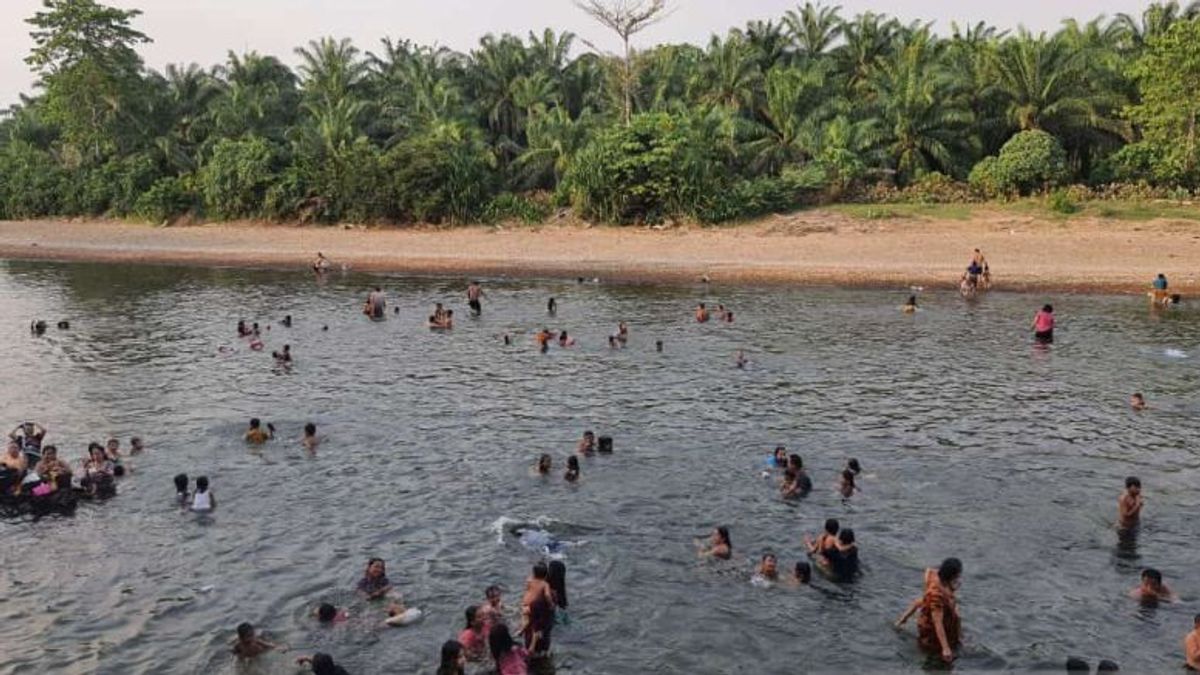 Welcoming Ramadan, Residents At Mukomuko Bengkulu Bath Balimau In The River