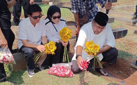 Air Mata Rano Karno Menetes saat Ziarah ke Makam Benyamin Sueb-Mak Nyak