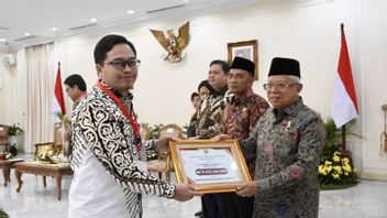 Vice President Hands Over Fiscal Incentives Of IDR 5.7 Billion To The HST Regency Government Of South Kalimantan
