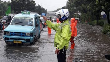 Hujan Deras di Jakarta, Jalan Gatot Subroto dan DI Panjaitan Tergenang
