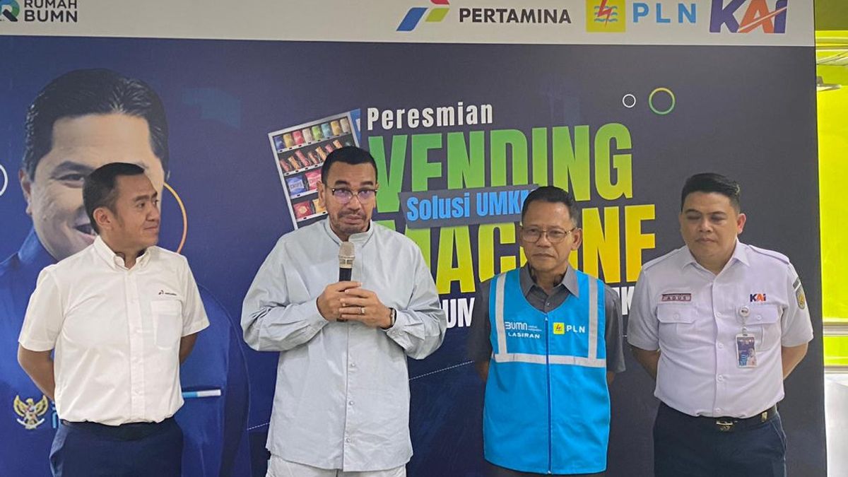 Jajakan Produk UMKM Binaan BUMN, Stafsus Erick Thohir Resmikan Vending Machine di Stasiun Gambir