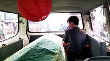 The Appearance Of A Pensive Bogor Resident Was Sentenced To Enter An Ambulance With A Coffin