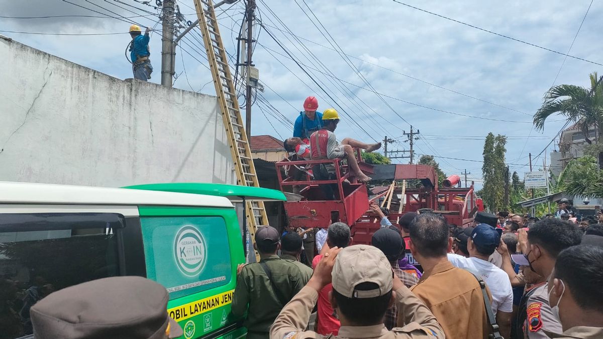 Electricity Networks In Damaged Kossan, Installation Worker Holds Cables, Dies