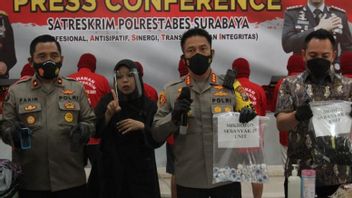 Police Dismantle Syndicate Of Jockeys For State University Entrance Exams In Surabaya That Set A Tariff Of IDR 100-400 Million, Camera Modified Shirts Confiscated