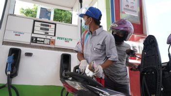 托克！政府正式将珀塔利石的价格提高到每升10，000印尼盾，佐科威和斯里穆利亚尼今天下午宣布