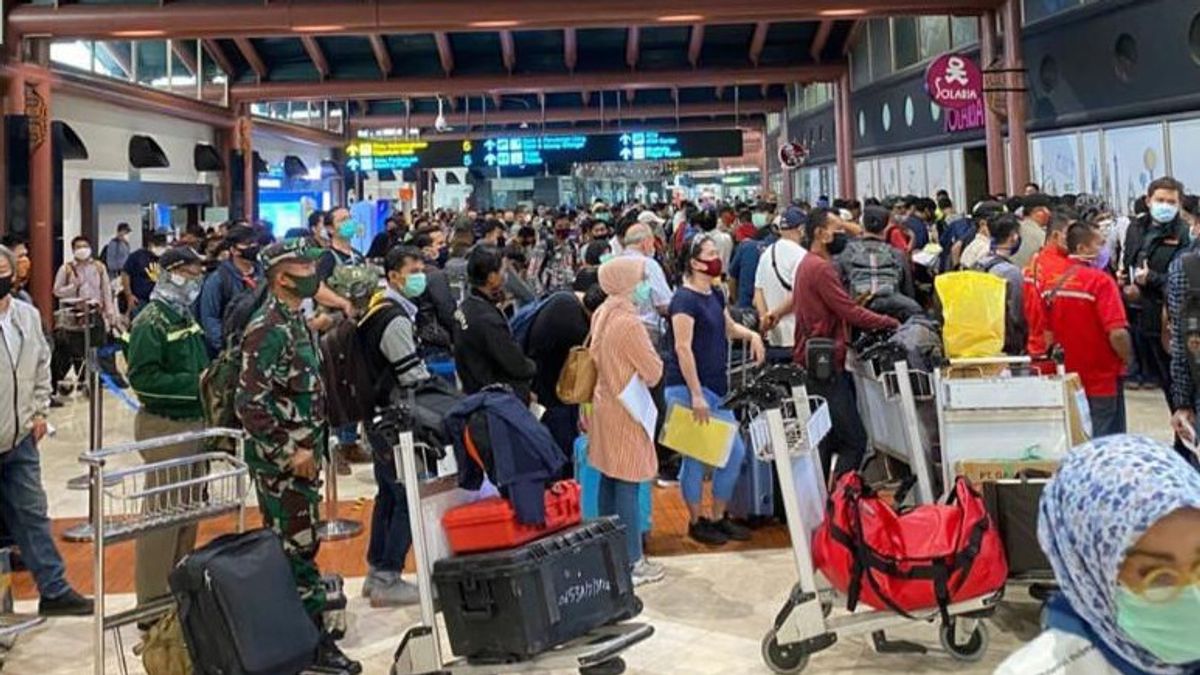 Causes De L’accumulation De Passagers Potentiels à L’aéroport De Soekarno-Hatta