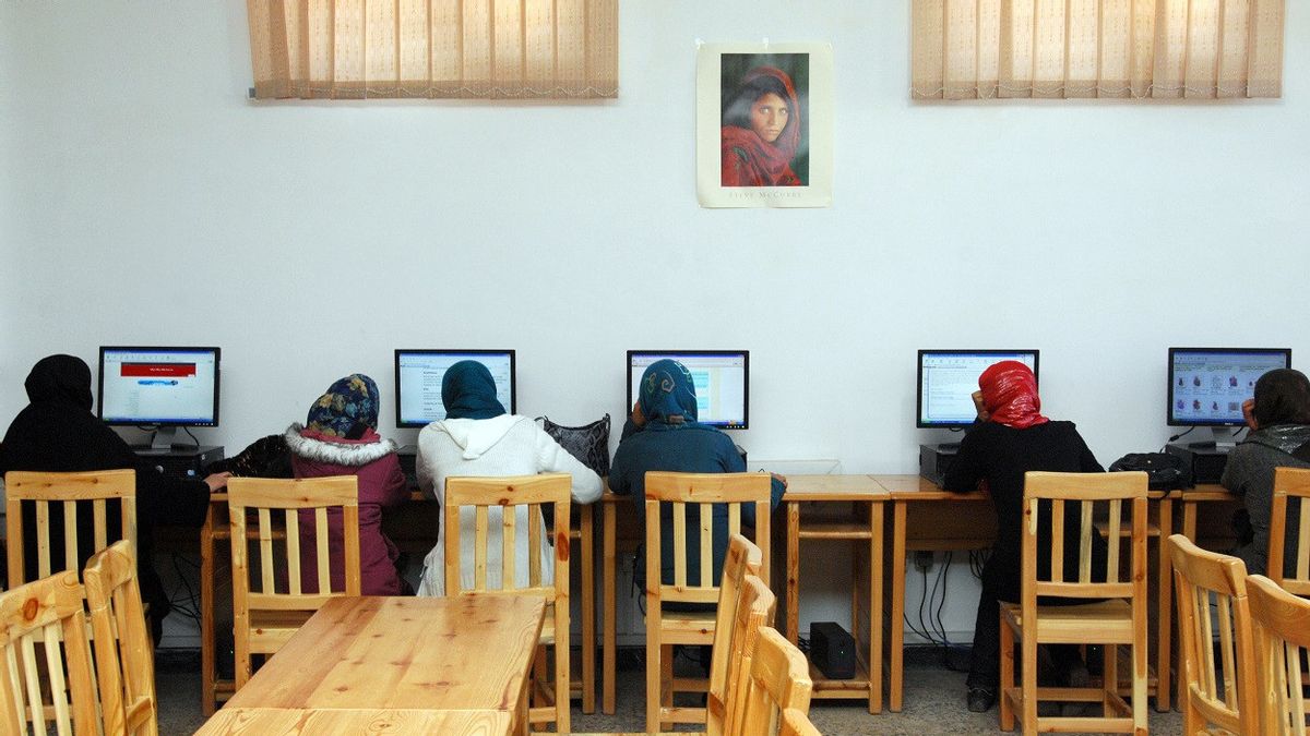 アフガニスタンのタリバン当局は、学生が期末試験を受けている間、女性の大学へのアクセスを閉鎖します