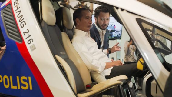 Duduk di Kabin Mobil Terbang, Jokowi Antusias Bisa Melayang di IKN