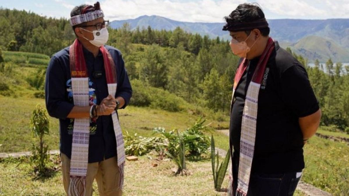 Pakai Ulos Sandiaga Kembali ke Sumut, Beri Sepasang Kerbau Dukung Wisata Edukasi Huta Tinggi Samosir