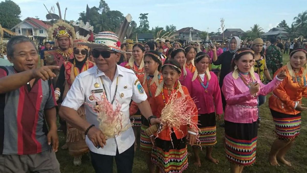 Thousands Of Dayak Leaders Enliven The Long Table Party