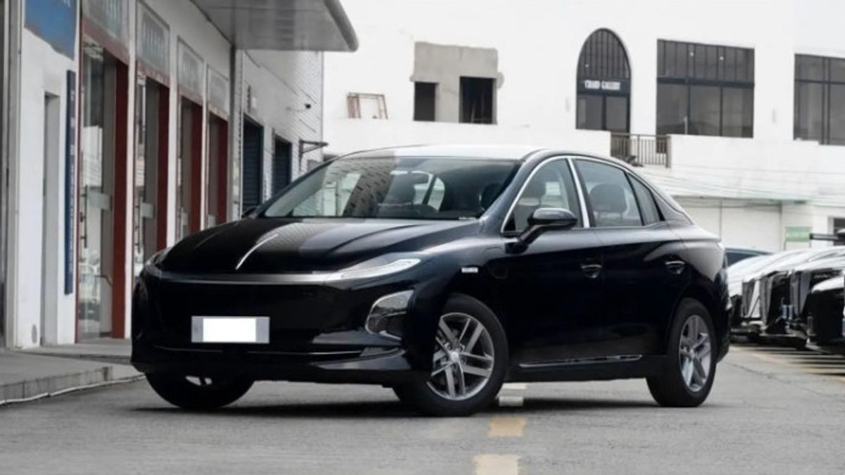 Pakai Baterai CATL, Hongqi Tawarkan Sedan E-QM5 Baterai Swap Edition