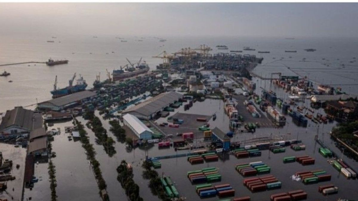 Operations Of The Semarang Container Terminal Delayed Due To The Broken Embankment When The Rob Flood Hits