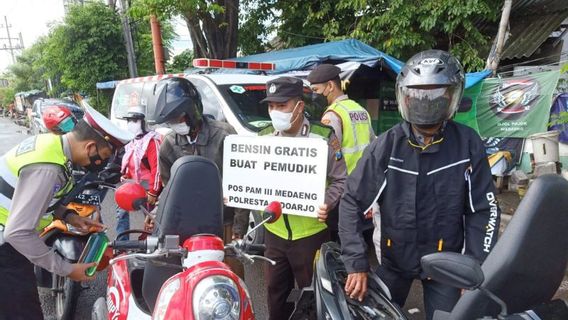 Polresta Sidoarjo Bagikan BBM Gratis Bagi Pemudik Sepeda Motor