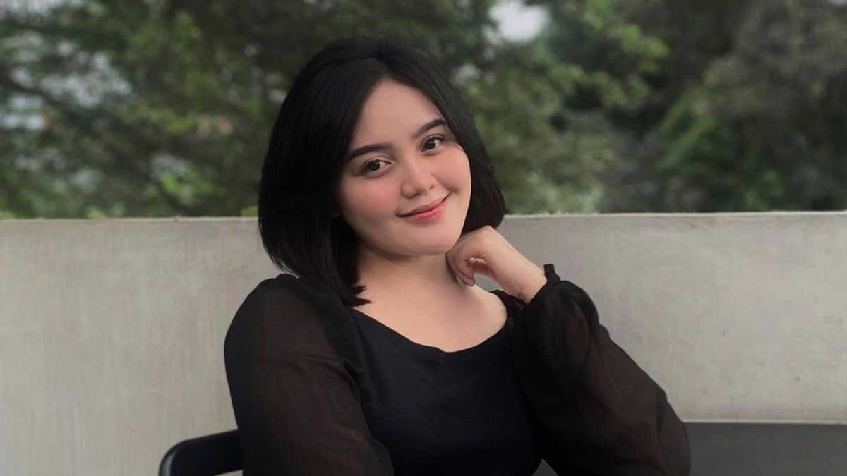 The Charm Of Tia Septiana, Putri Pelawak Mandra Who Is In The Spotlight