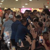 Jokowi Makan Malam di Megamall Manado, Warga Antusias Berebut Foto