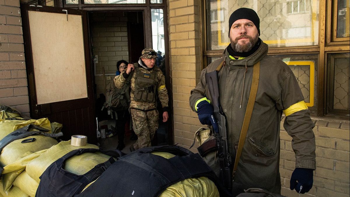 出售枪支，因为乌克兰警察在俄罗斯入侵中放松规则，平民：我们必须阻止他们