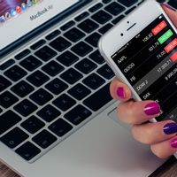 IHSG Senin Ditutup Tenggelam 2,35 Persen ke Level 4.605,49