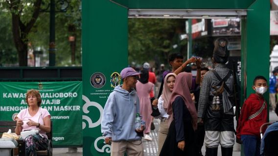 Kemenkes Ingatkan Masyarakat Tetap Waspada Sebelum Lepas Masker di Luar Ruangan