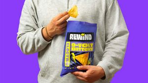 Pertama di Dunia Keripik Jagung Rasa Baterai 9 Volt, Berani Coba?