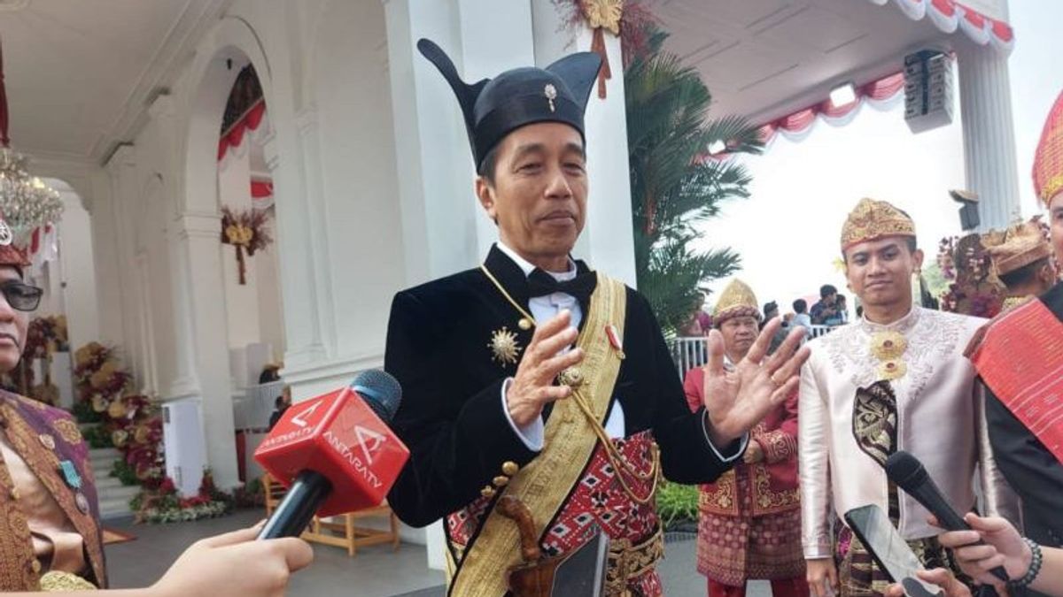 Greet The People Who Were Present At The Merdeka Palace During The Indonesian Independence Day, Jokowi Was Invited To Take A Photo Together