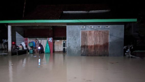  ビアクヌムフォーの洪水は、流れによって運ばれる3隻のボートと1つのスピードボートを洗う