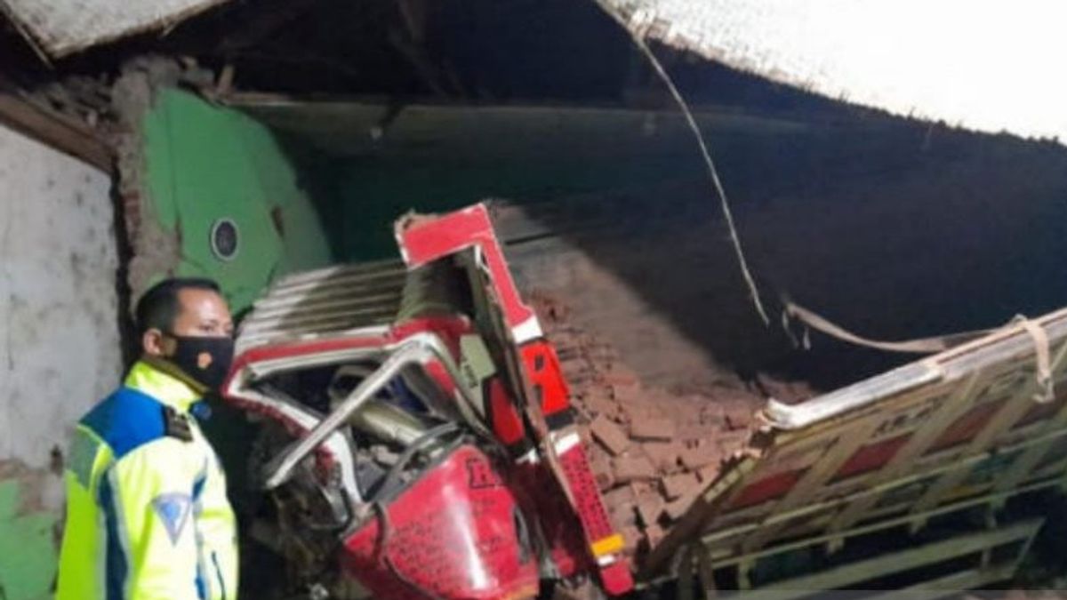 卡车撞上加鲁特的马德拉萨大楼， 2 人死亡