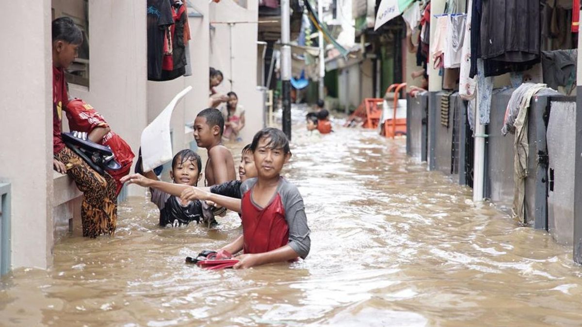 Ce Soir, 13 Quartiers De L’est De Jakarta Ont été Submergés Par Des Inondations Dues Au Débordement De La Rivière Sunter