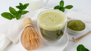 5 Cara Mengaduk Matcha Tanpa <i>Whisk</i> agar Tidak Menggumpal dan Hasil Maksimal