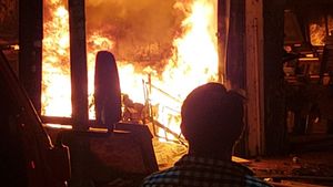 Une explosion avant une allumette incendiée un magasin à Mampang, 5 travailleurs blessés