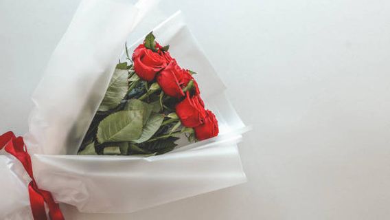 Identical To Valentine's Day, Here Are 7 Ways To Make Roses Last Longer