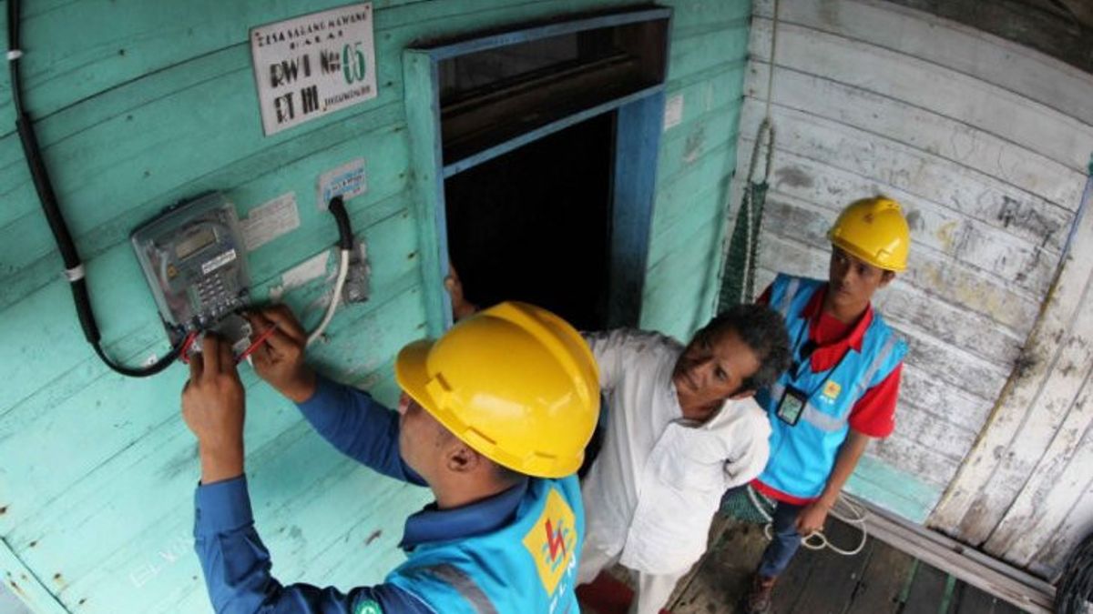 3,024 Residents Receive Electricity Installation Assistance From PLN Employee Donations