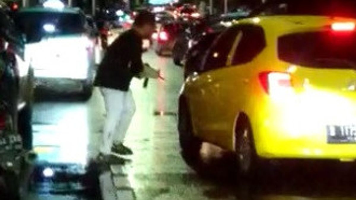 Viral Pengemudi Fortuner Keluarkan Senjata Laras Panjang dan Tabrak Honda Brio Kuning di Senopati Jaksel