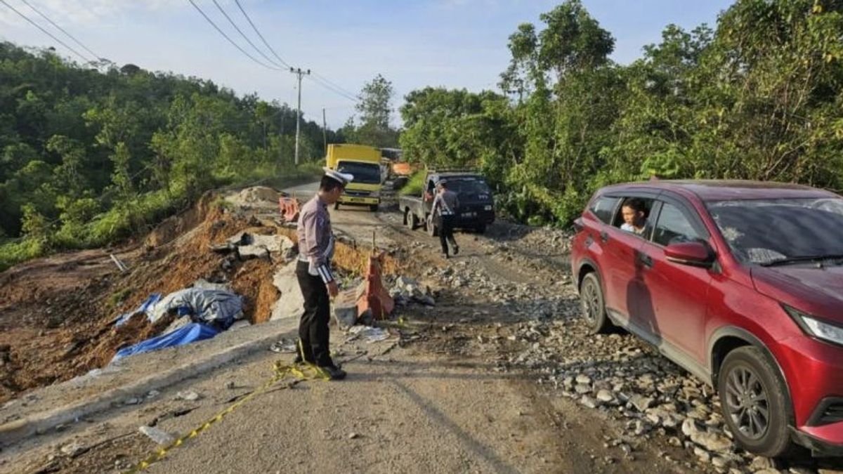 La police procède à la fermeture des routes à la suite du blocage de la route Sumbar-Riau à Kampar