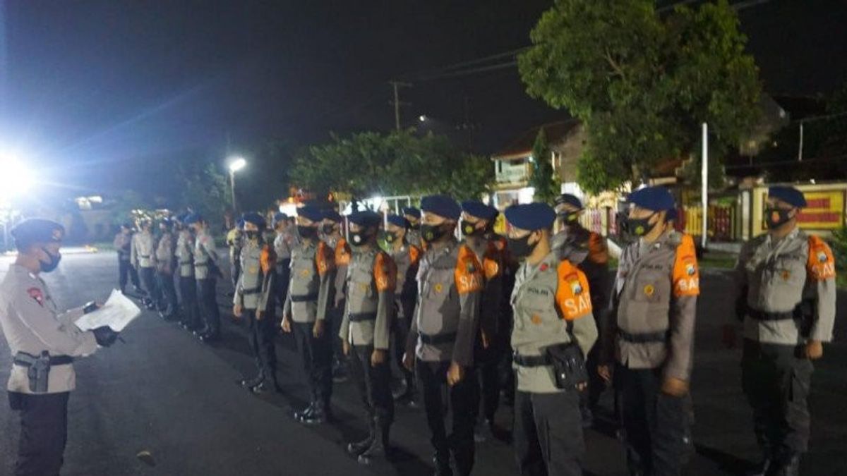 布里莫布东爪哇警察搬到卢马扬， 帮助塞梅鲁火山的受害者 